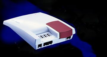 Ein weißes ISDN-Telefon mit rotem Hörer, mehreren Tasten und zwei Netzwerkanschlüssen vor schwarzem Hintergrund.